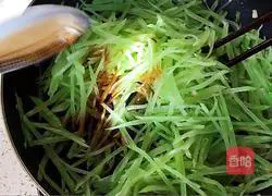 Illustration of how to make spicy and sour lettuce shreds 8