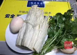 Illustration of how to make cold egg and enoki mushroom rolls 1
