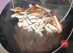 Illustration of how to make stir-fried dried tofu with leeks 6