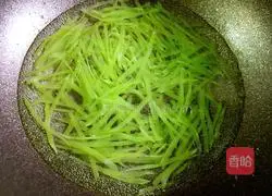 Illustration of how to make shredded cold lettuce 2