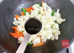 Illustration of how to stir-fry cauliflower with green pepper 9
