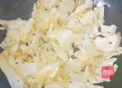 Sour Illustration of how to make spicy cabbage 4