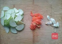 Illustration of how to stir-fry zucchini with olive oil 3