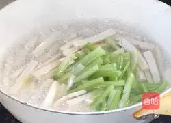 Illustration of how to make fried dried tofu with celery 5