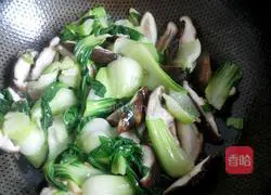 Illustration of how to stir-fry mushrooms and rapeseed 7