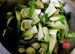 Illustration of how to stir-fry Shanghai greens 4