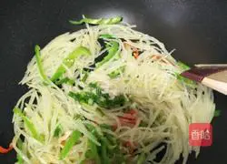 Illustration of how to make green pepper and potato shreds 10