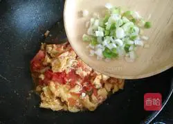 Illustration of how to make tomato scrambled eggs (same ingredients but different methods) 15
