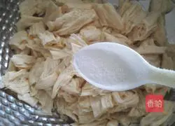 Illustration of how to mix ginger juice with yuba 7