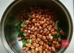 Illustration of how to make cold peanuts 6