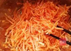 Illustration of how to make steamed carrot shreds 3