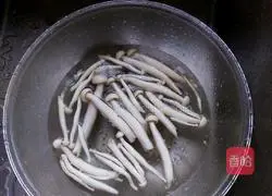 Illustration of how to make seafood mushrooms and stir-fried vegetables 1