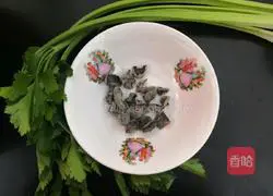 Illustration of how to stir-fry celery and fungus 1
