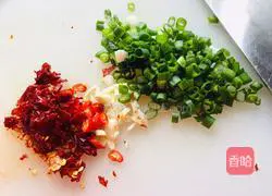 Illustration of how to make red mustard shreds 2