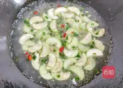 Illustration of how to make loofah bean and fungus soup 6