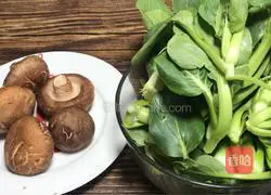 Illustration of how to make fried Chinese cabbage with mushrooms 1