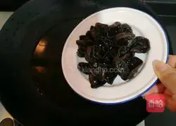 Illustration of how to stir-fry celery and fungus 5