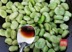 Illustration of how to make broad beans with scallion oil 7