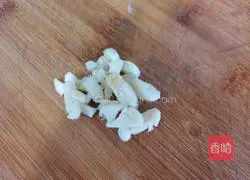 Illustration of how to stir-fry Xiaotang vegetables with lard residue 5