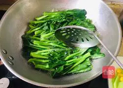 Illustration of how to cook kale with garlic 2