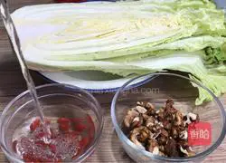 Illustration of how to make Chinese cabbage with wolfberry and walnuts 1