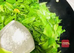 Illustration of how to stir-fry lettuce and lettuce leaves 5
