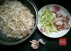 Illustration of how to make stir-fried meat with celery and bean sprouts 1