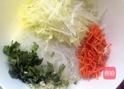 Illustration of how to mix cabbage with vermicelli 9