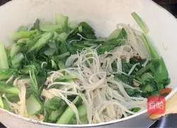 Illustration of how to stir-fry cabbage with enoki mushrooms 9