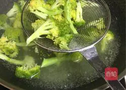 Illustration of how to make stir-fried shredded pork with broccoli 4