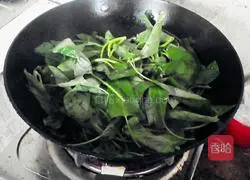 Illustration of how to make stir-fried water spinach 5