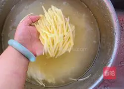 Cold Spicy Potato Shreds Recipe Illustration 2