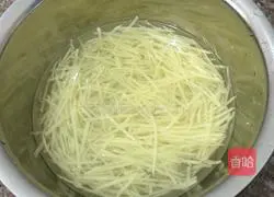 Illustration of how to make spicy and sour potato shreds 1