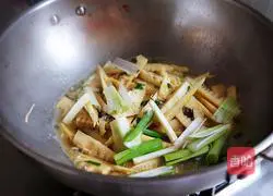 Illustration of how to make spring bamboo shoots in sauce 12