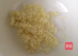 Illustration of how to make cold black fungus with raw pepper 4