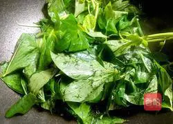 Stir-fry Illustration of how to make sweet potato leaves 5