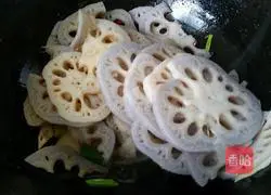 Illustration of how to make spicy lotus root slices 6
