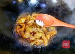 Illustration of how to stir-fry spring bamboo shoots with shepherd's purse 11