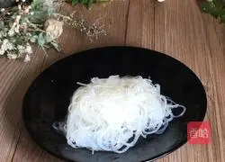 Illustration of how to stir-fry vermicelli with fungus 6