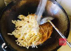 Illustration of how to stir-fry sauerkraut with shredded potatoes 9