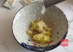 Illustration of how to mix minced ginger with lotus root 2