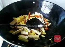 Illustration of how to stir-fry vegetarian chicken with potatoes 7