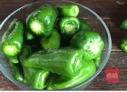 Illustration of how to stir-fry garlic and green pepper 2