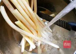 Illustration of how to make lemon pickled pepper and lotus root strips 3