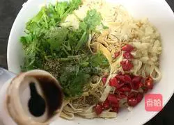 Illustration of how to make cold tofu skin 6