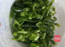 Illustration of how to stir-fry gourds with green peppers 3