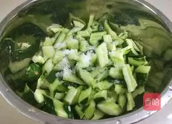 Illustration of how to shoot cucumbers 4