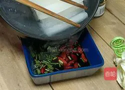 Illustration of how to make steamed wolfberry radish strips 6