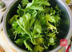Illustration of how to steam celery leaves 1