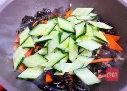 Illustration of how to stir-fry fungus with cucumber 8